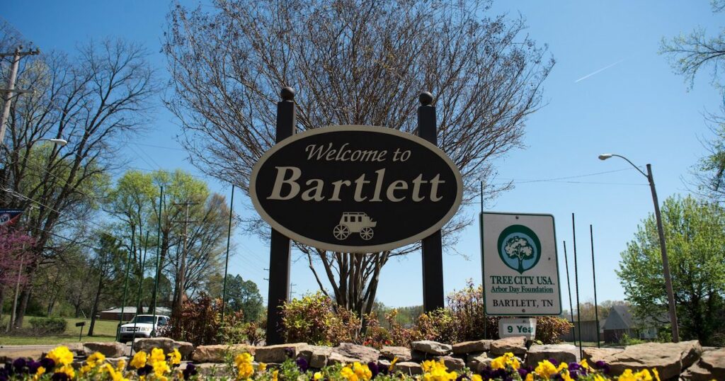 Bartlett roofing company for residential and commercial roof replacement and repair, gutter installation, skylights, windows, and carpentry work.